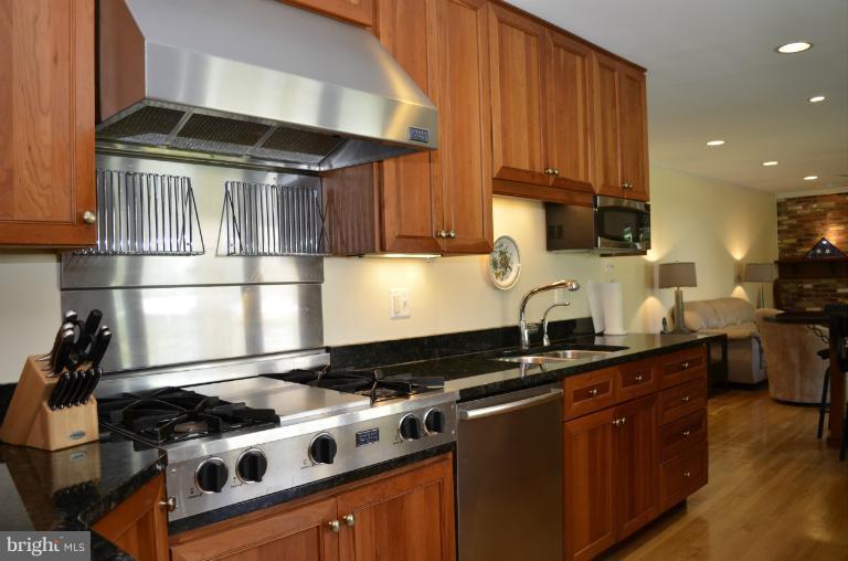 11800 Prestwick Road Potomac, MD 20854 - Photo 12 of 30 Kitchen