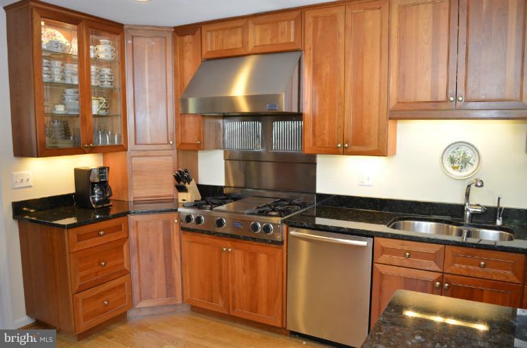 11800 Prestwick Road Potomac, MD 20854 - Photo 17 of 30 Kitchen