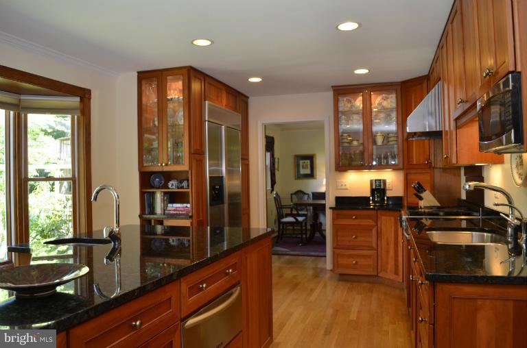 11800 Prestwick Road Potomac, MD 20854 - Photo 22 of 30 Kitchen