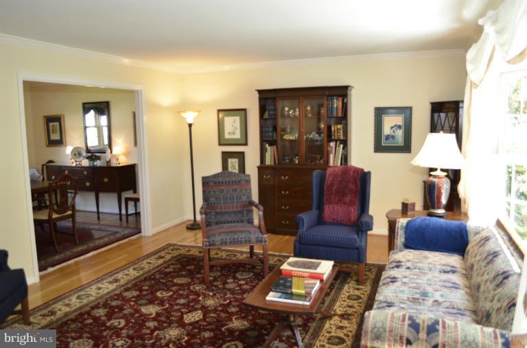 11800 Prestwick Road Potomac, MD 20854 - Photo 23 of 30 Living Room