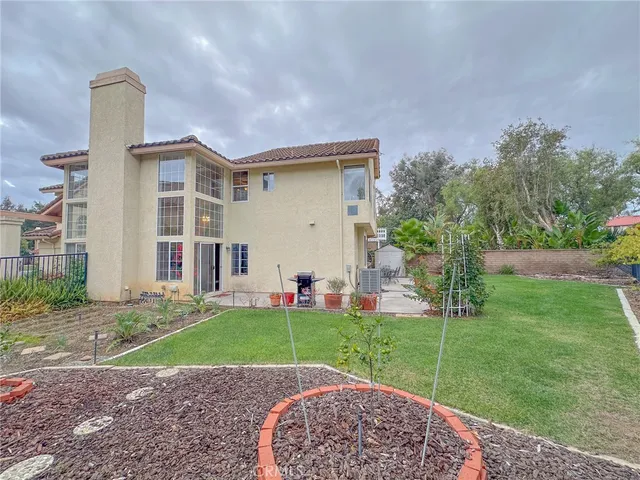 a view of a house with a backyard