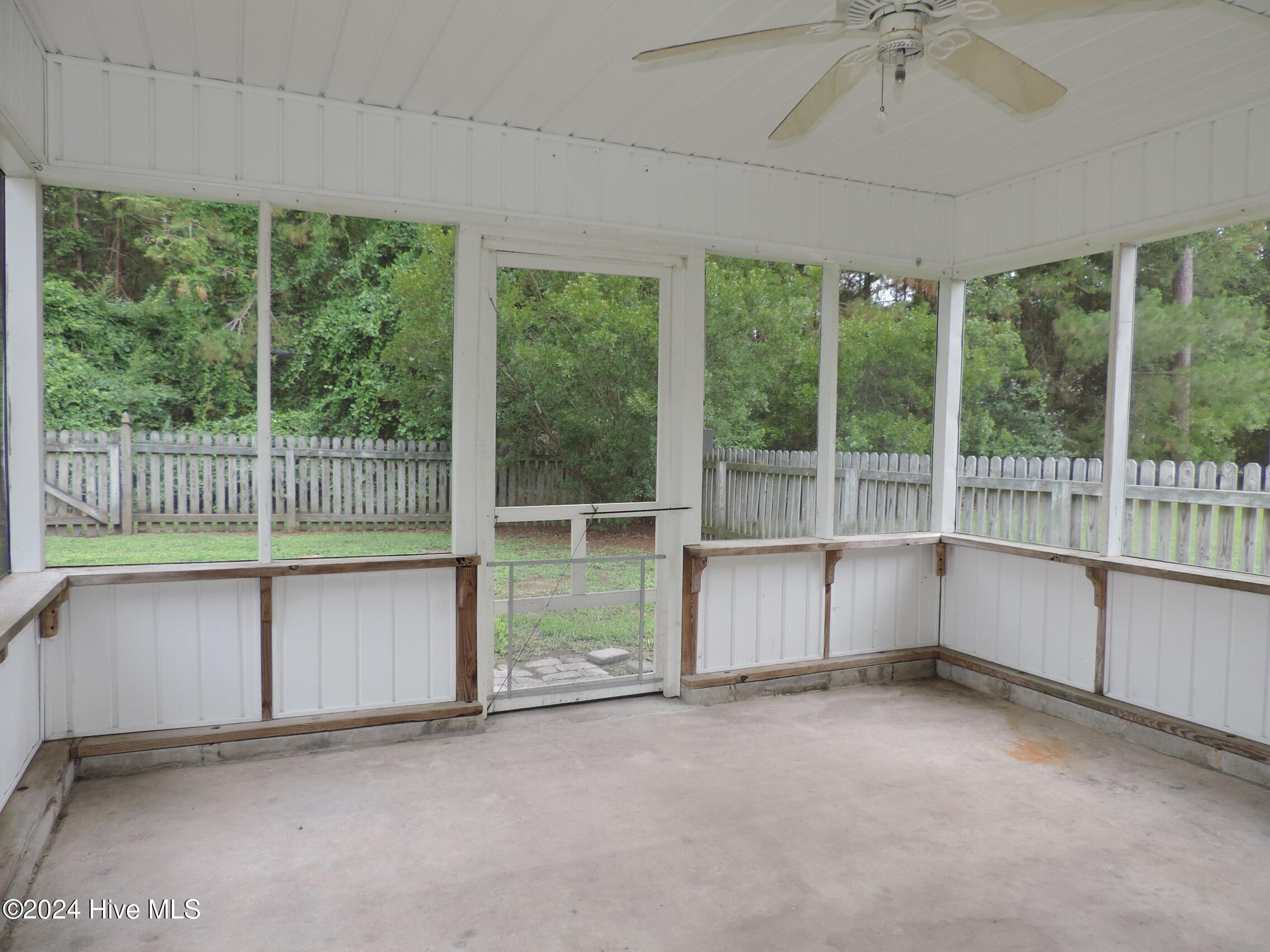327 Neuchatel Road New Bern, NC 28562 - Photo 25 of 27 screened-in porch
