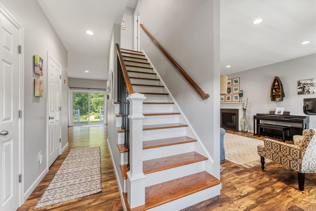 52 Greenbriar Circle Richmond, RI 02892 - Photo 4 of 32