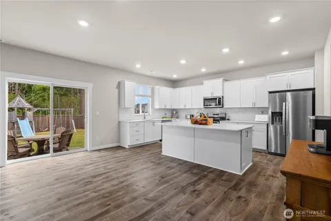 $765,000 | 17512 Crossing Drive East, Puyallup, WA 98374