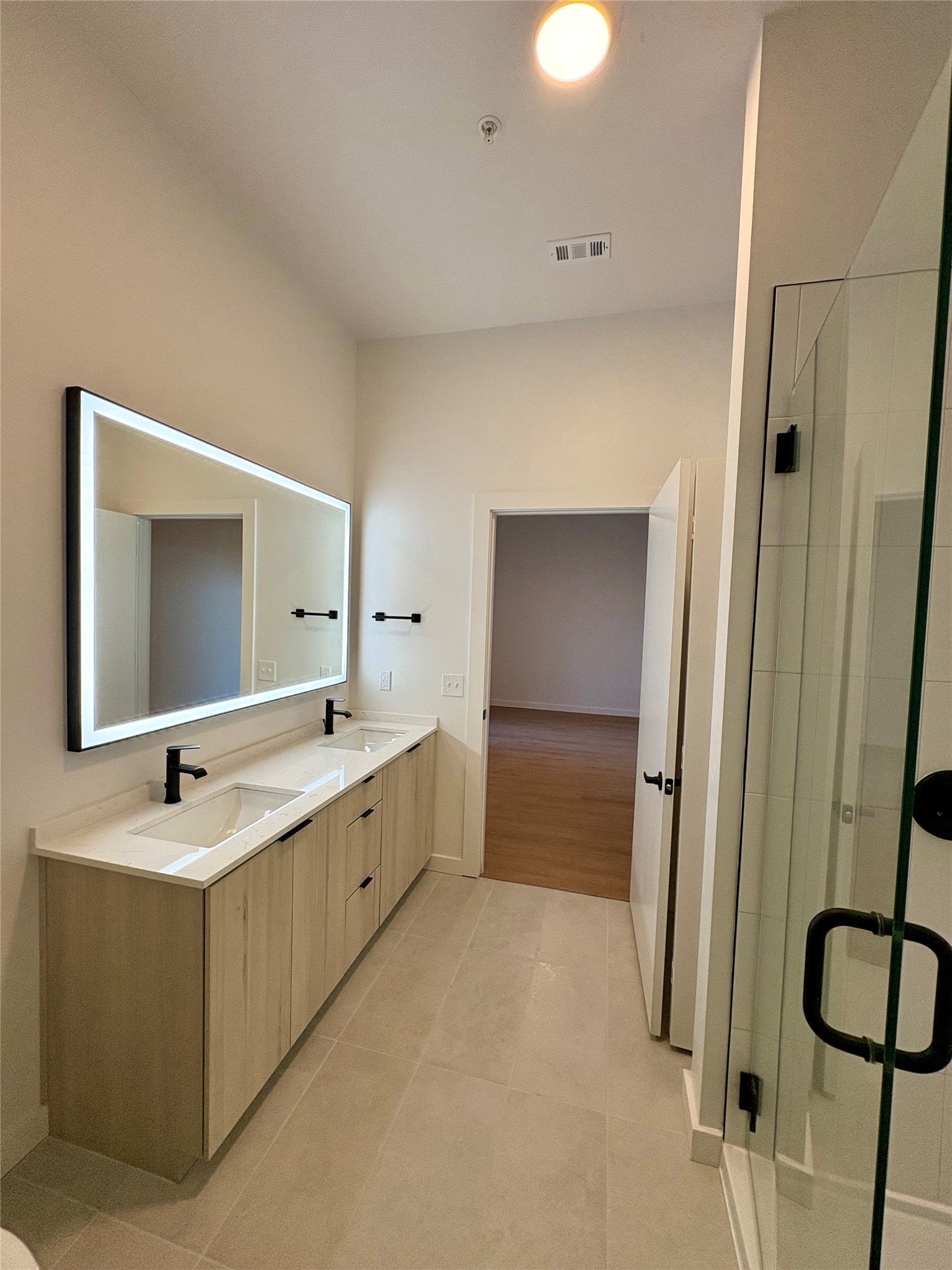 2623 Keene Street, Unit 101 Houston, TX 77009 - Photo 11 of 18 Primary Bathroom