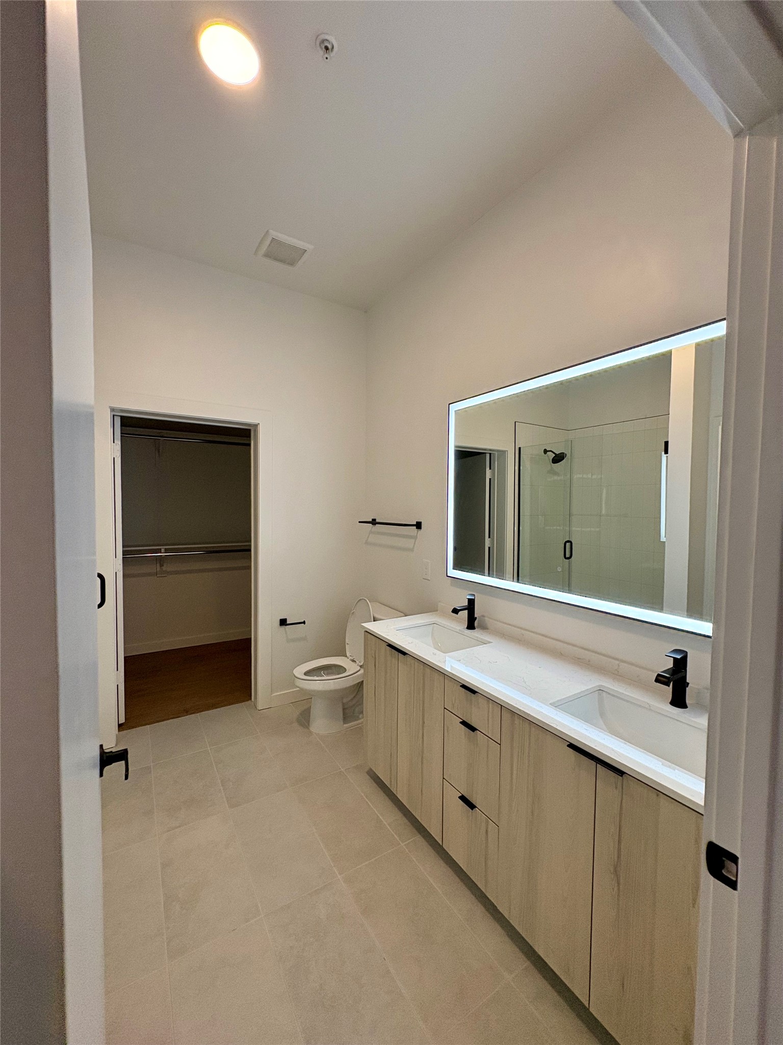 2623 Keene Street, Unit 101 Houston, TX 77009 - Photo 12 of 18 Primary Bathroom