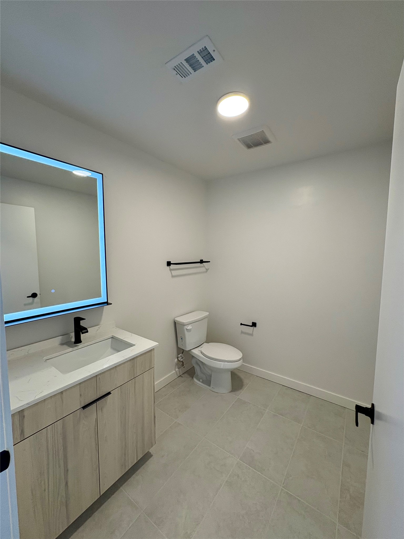 2623 Keene Street, Unit 101 Houston, TX 77009 - Photo 13 of 18 Retail/Guest Bathroom
