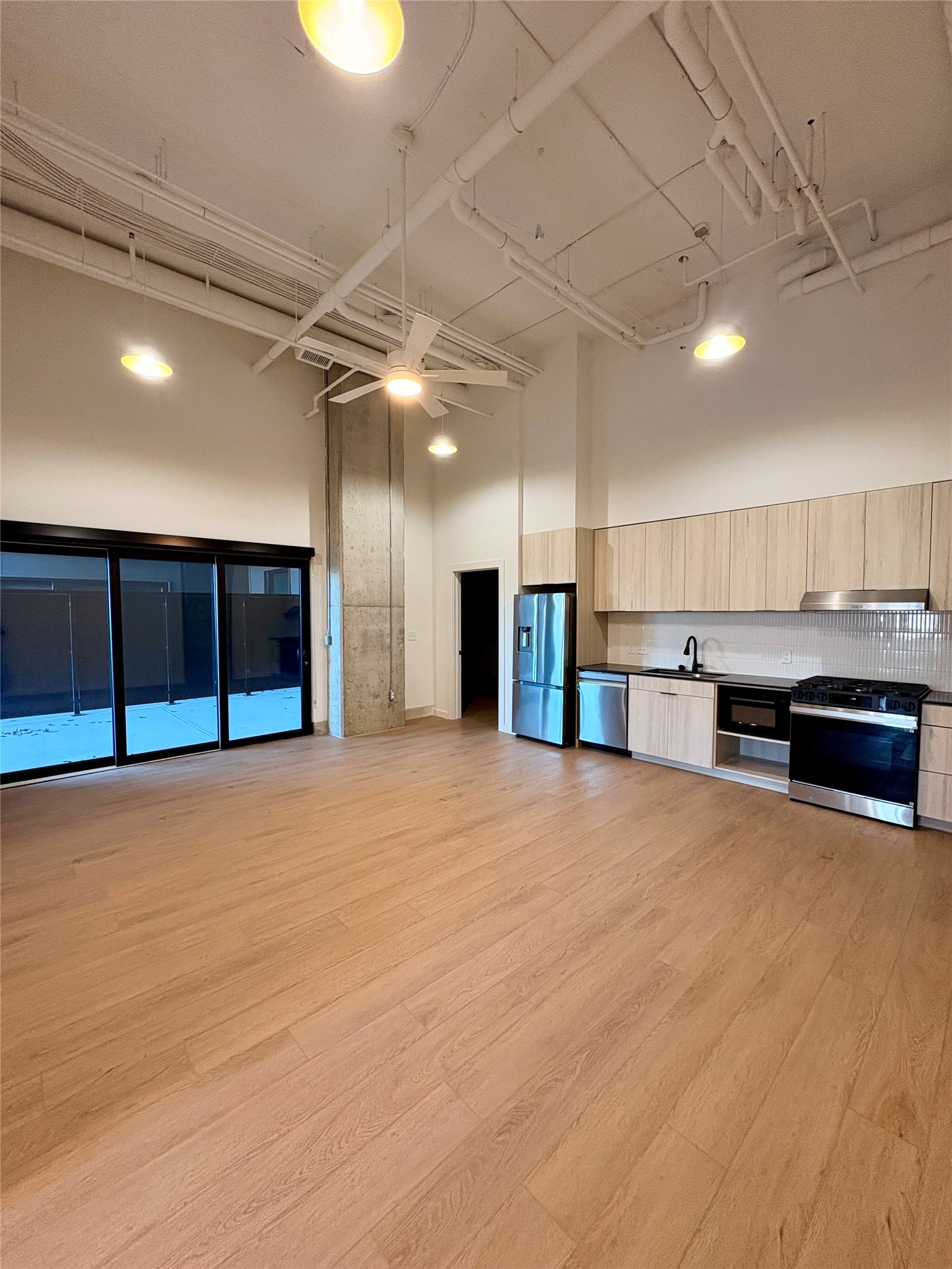 2623 Keene Street, Unit 101 Houston, TX 77009 - Photo 4 of 18 Living area/Kitchen