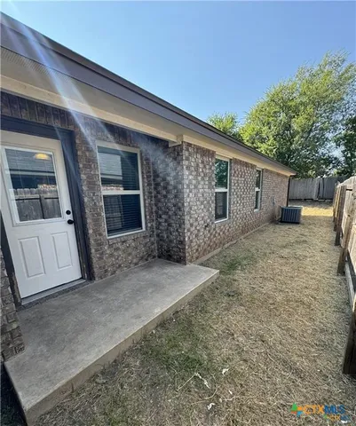 a front view of house with yard