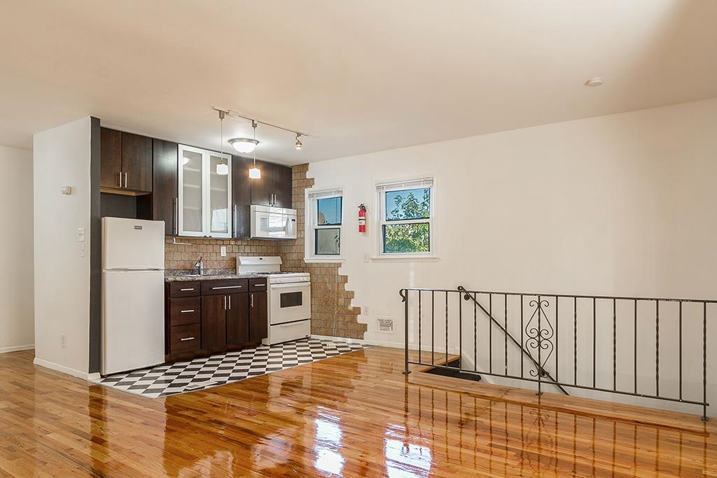 2 Pinecrest Road Jersey City, NJ 07305 - Photo 4 of 13