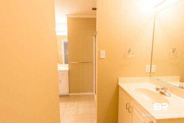 809 Henckley Avenue Mobile, AL 36609 - Photo 17 of 39 His-and-Her Vanities