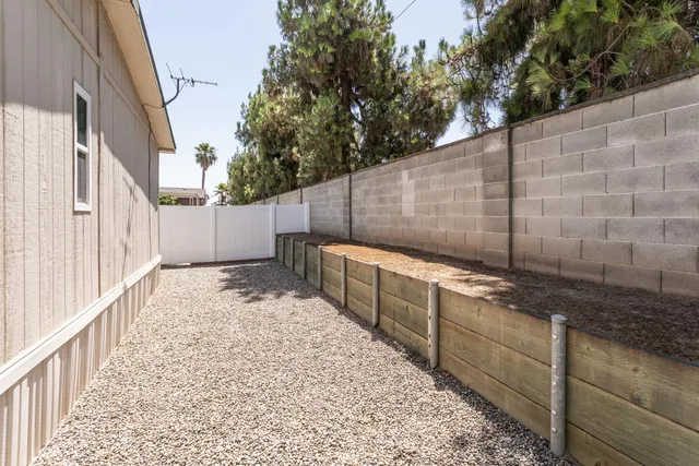 a view of a backyard