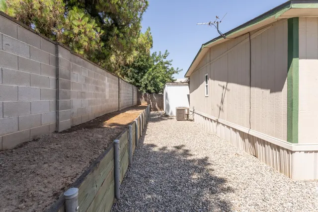 a view of a backyard