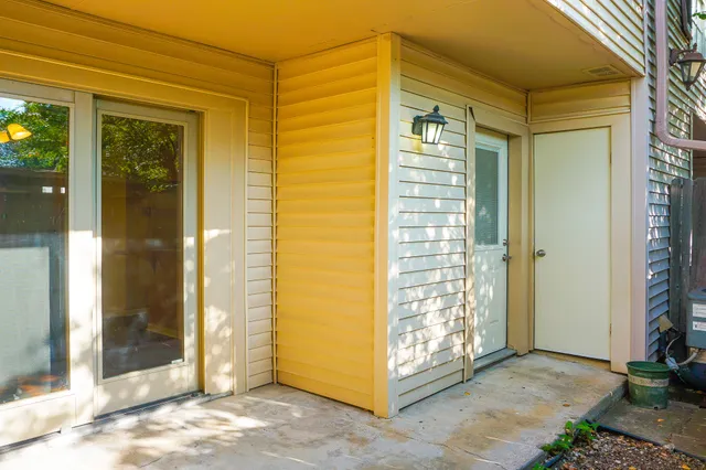 a view of entryway with a door