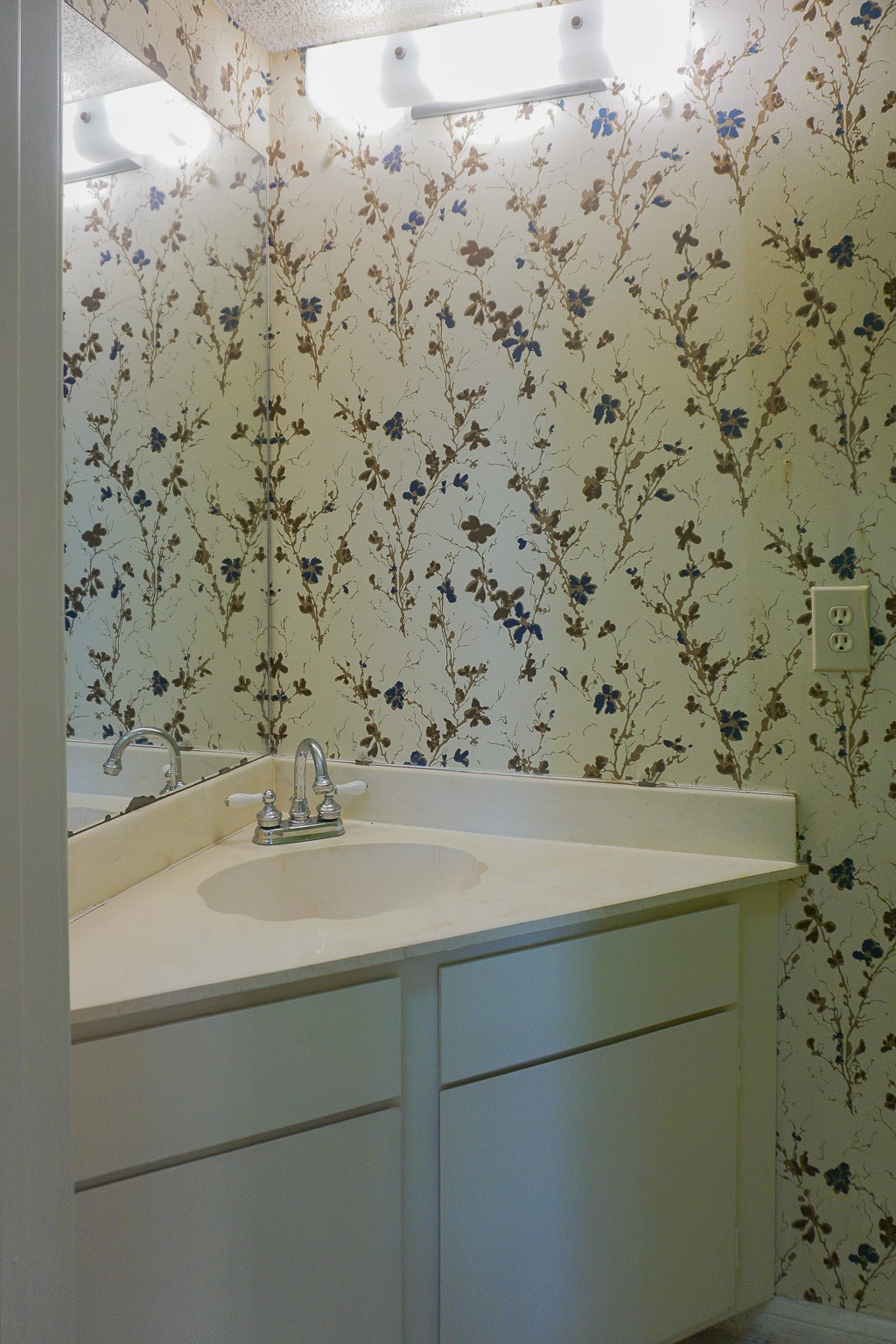 3100 Jeanetta Street, Unit 703 Houston, TX 77063 - Photo 6 of 42 a bathroom with a sink and a mirror