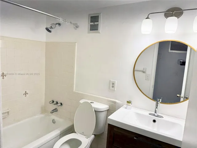 $1,495 | 1000 Southeast 15th Street, Unit 203, Fort Lauderdale, FL 33316