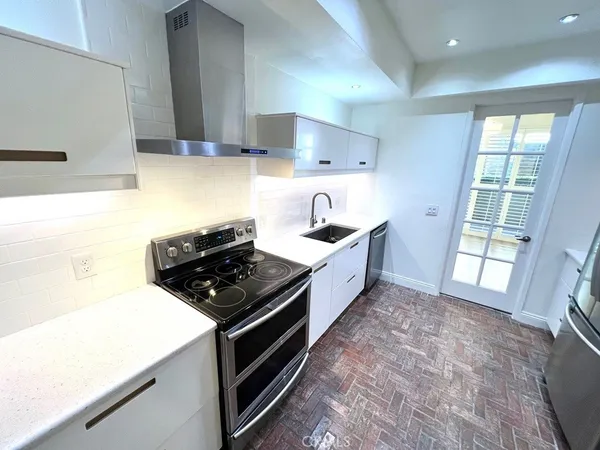 $988,000 | 700 South Lake Avenue, Unit 111, Pasadena, CA 91106