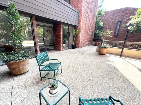 $988,000 | 700 South Lake Avenue, Unit 111, Pasadena, CA 91106