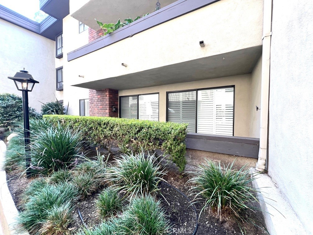 700 South Lake Avenue, Unit 111 Pasadena, CA 91106 - Photo 35 of 40 a potted plant sitting in front of a house