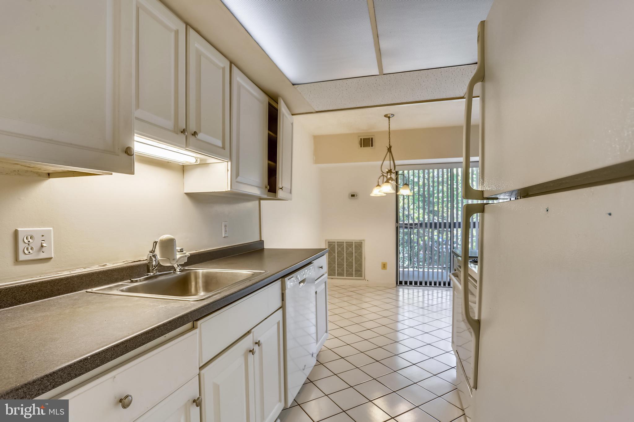 2238 Castle Rock Square, Unit 12C Reston, VA 20191 - Photo 4 of 27 Kitchen from entry