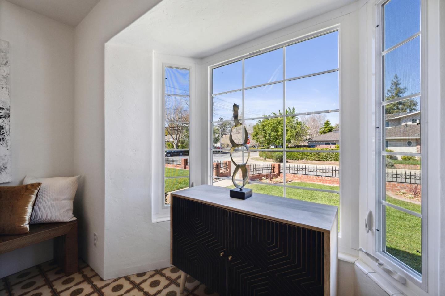 595 Anza Street Mountain View, CA 94041 - Photo 17 of 72 a living room with furniture and a potted plant