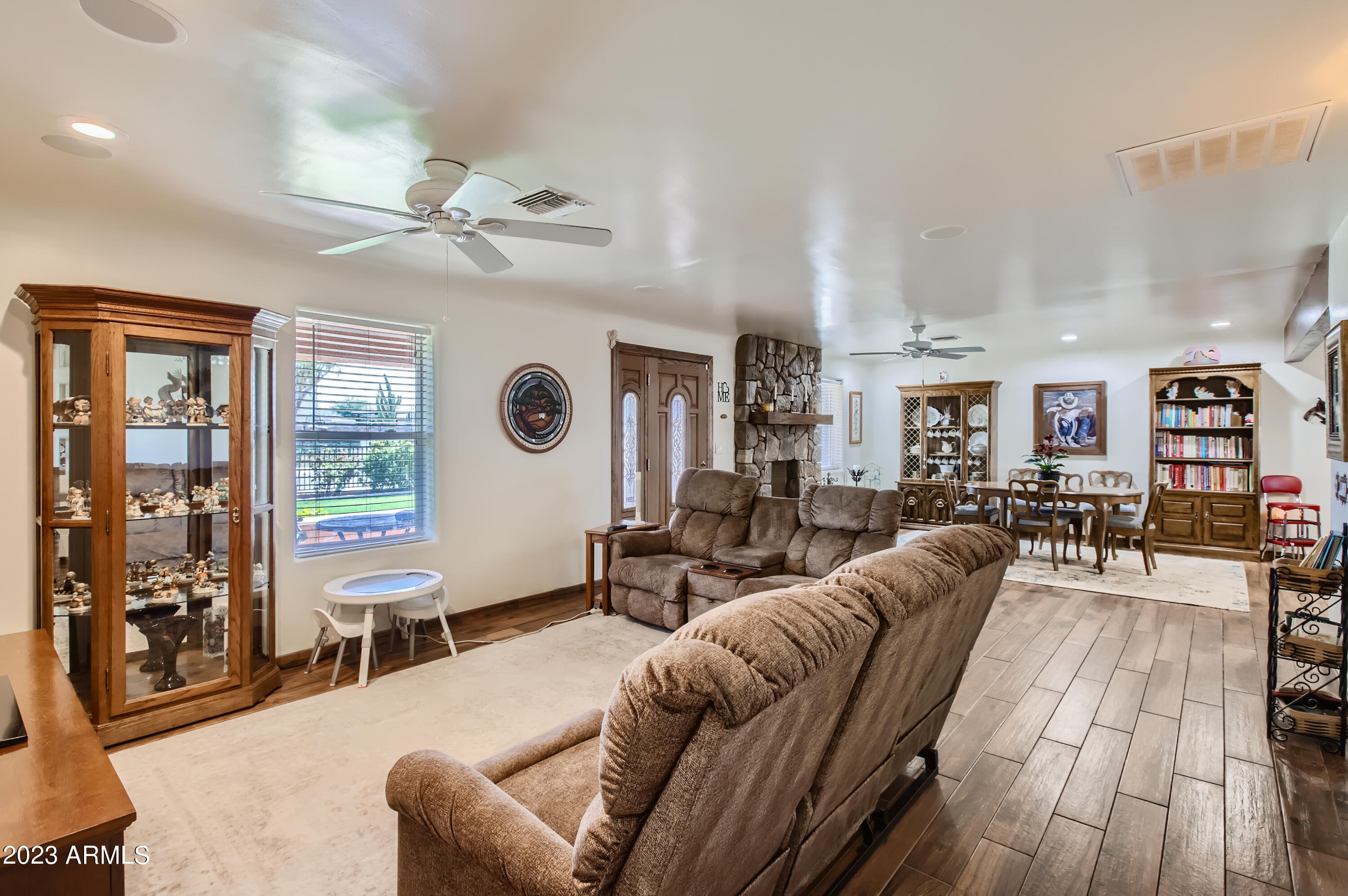 2906 East Danbury Road Phoenix, AZ 85032 - Photo 9 of 38 07 Living Room