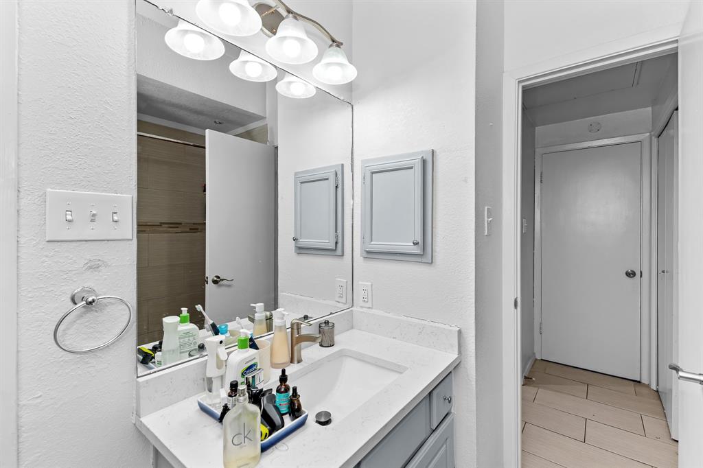 806 West 24th Street, Unit 214 Austin, TX 78705 - Photo 21 of 30 a bathroom with a bathtub sink and mirror
