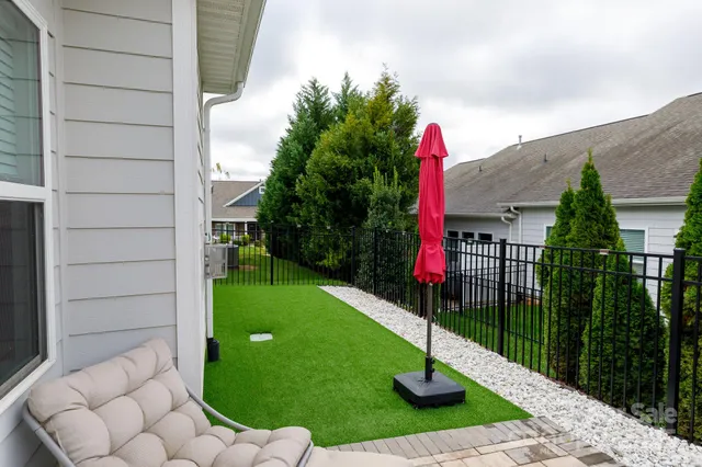 a view of a backyard