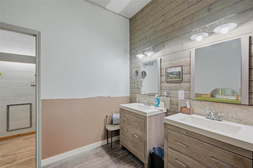 1464 Keyes Road Sherman, TX 75092 - Photo 22 of 29 a bathroom with a sink and a mirror