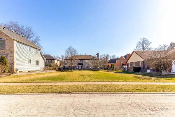 $299,900 | 1309 East Brookwood Drive, Arlington Heights, IL 60004