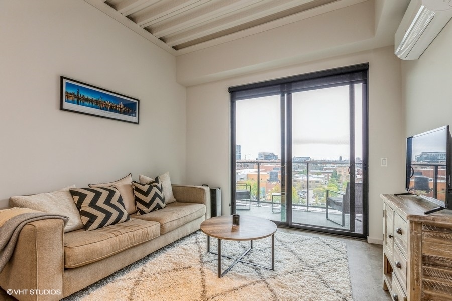 1220 West Jackson Boulevard, Unit 814 Chicago, IL 60607 - Photo 4 of 10 a living room with furniture and a flat screen tv