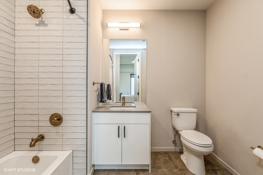 1220 West Jackson Boulevard, Unit 814 Chicago, IL 60607 - Photo 7 of 10 a bathroom with a toilet a sink and mirror