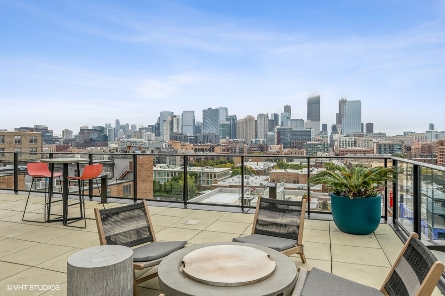 1220 West Jackson Boulevard, Unit 814 Chicago, IL 60607 - Photo 9 of 10 a view of a terrace with sitting area