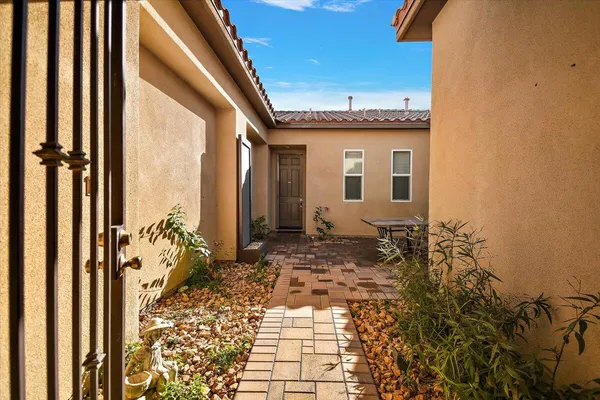a view of a house with backyard