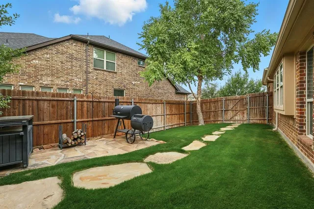 a view of a backyard