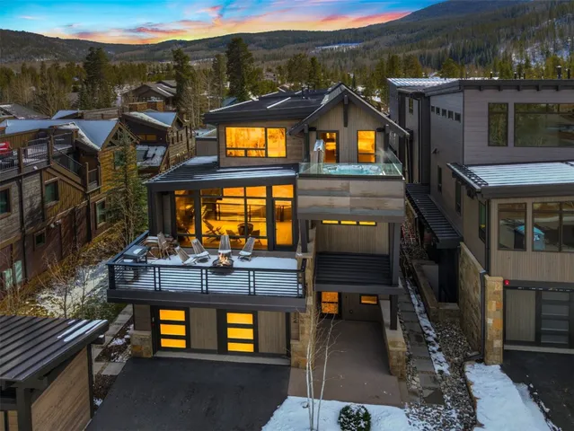 a view of sitting area in front of house