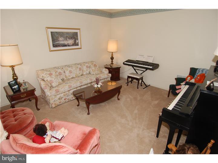 22 Valley Drive Birdsboro, PA 19508 - Photo 8 of 25 Living Room