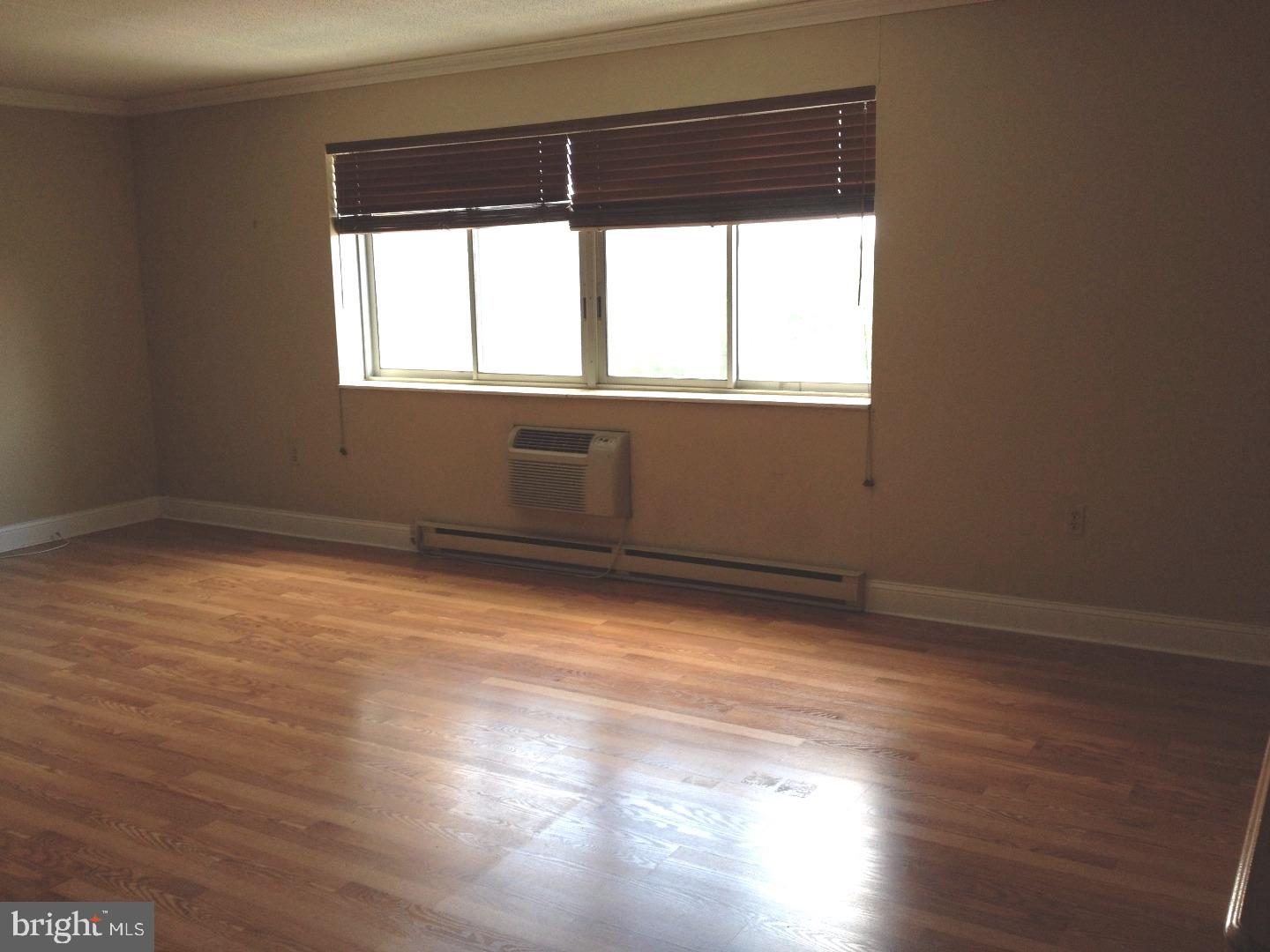 860 Lower Ferry Road, Unit 6N Ewing, NJ 08628 - Photo 8 of 21 Living Room