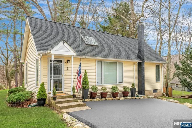 $339,900 | 3 Redmans Drive, Oak Ridge, NJ 07438