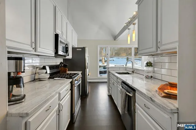 $339,900 | 3 Redmans Drive, Oak Ridge, NJ 07438