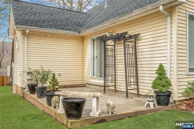 $339,900 | 3 Redmans Drive, Oak Ridge, NJ 07438