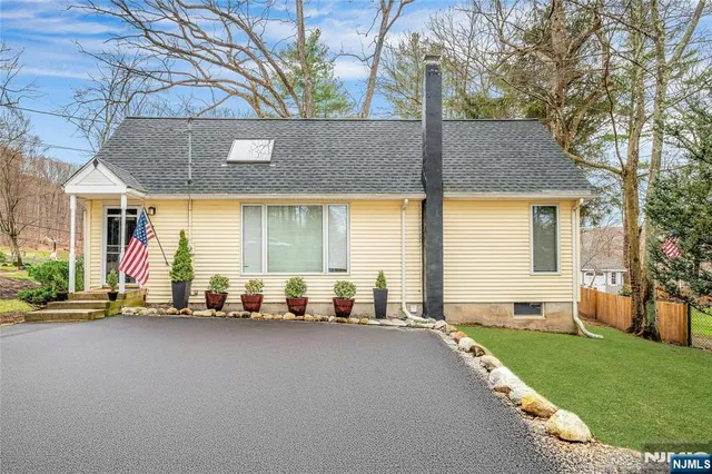 $339,900 | 3 Redmans Drive, Oak Ridge, NJ 07438