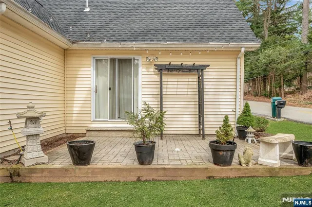 $339,900 | 3 Redmans Drive, Oak Ridge, NJ 07438