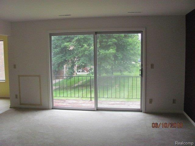 407 West Highland Road, Unit 2 Howell, MI 48843 - Photo 3 of 9 6 Living room