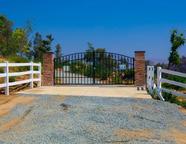 a view of a house with backyard floor and wooden fence