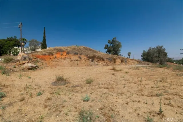 a view of a houses with a yard
