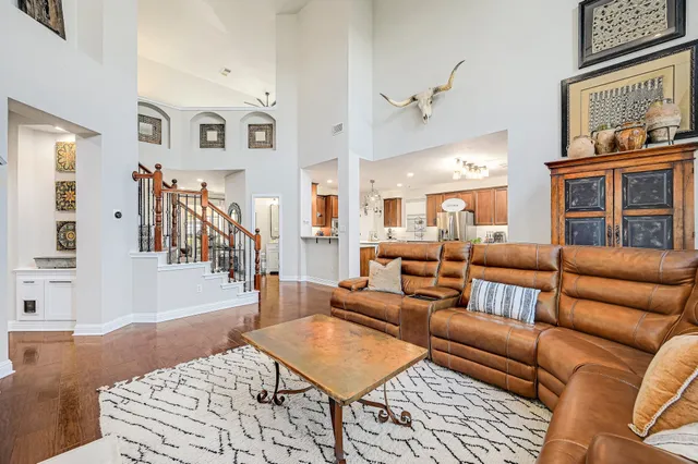 $1,100,000 | 7112 Via Correto Drive, Austin, TX 78749
