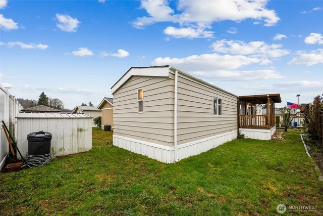 a view of a house with a backyard