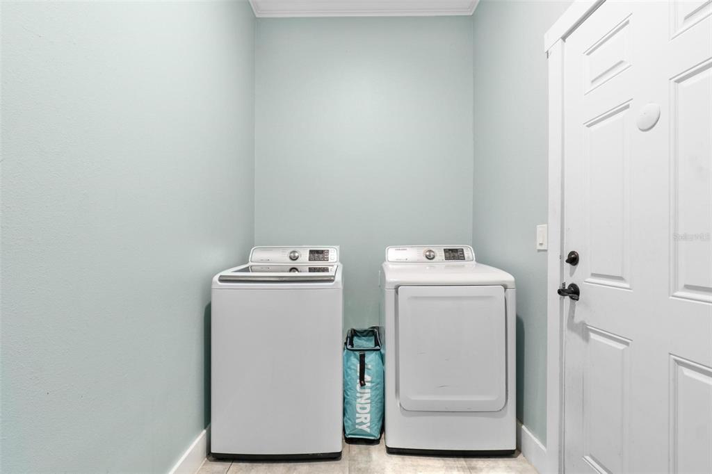 716 Laurel Avenue Venice, FL 34285 - Photo 14 of 42 a utility room with dryer and washer