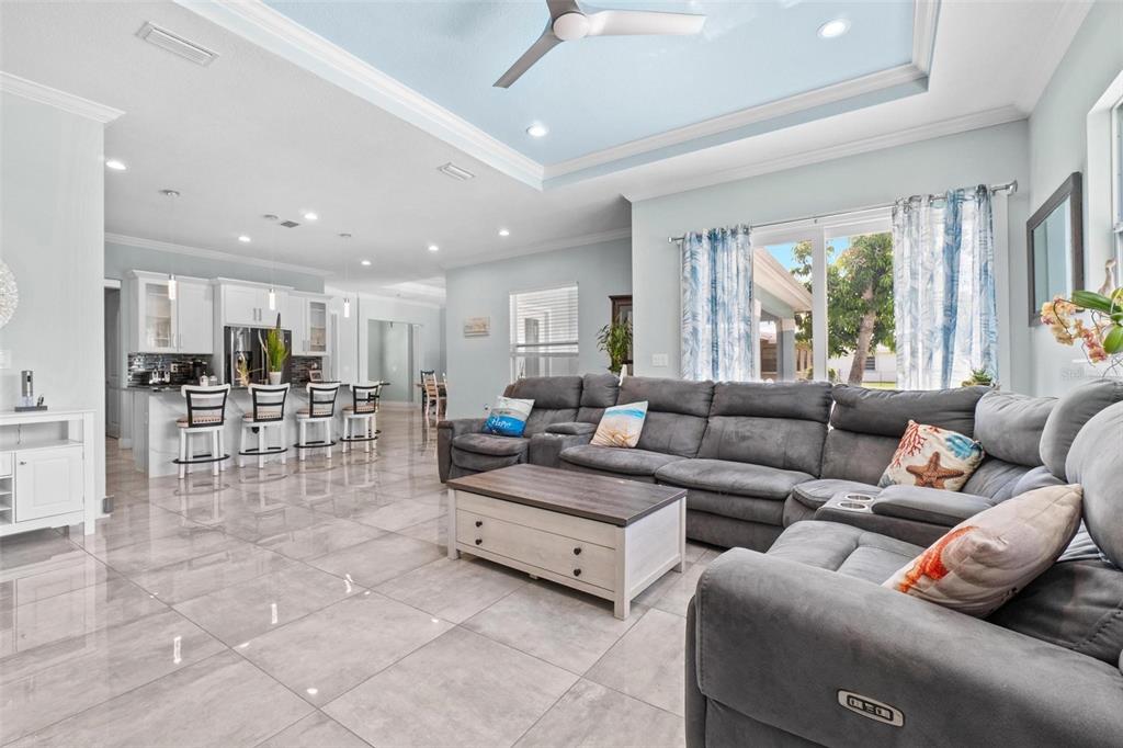 716 Laurel Avenue Venice, FL 34285 - Photo 18 of 42 a living room with furniture and a table